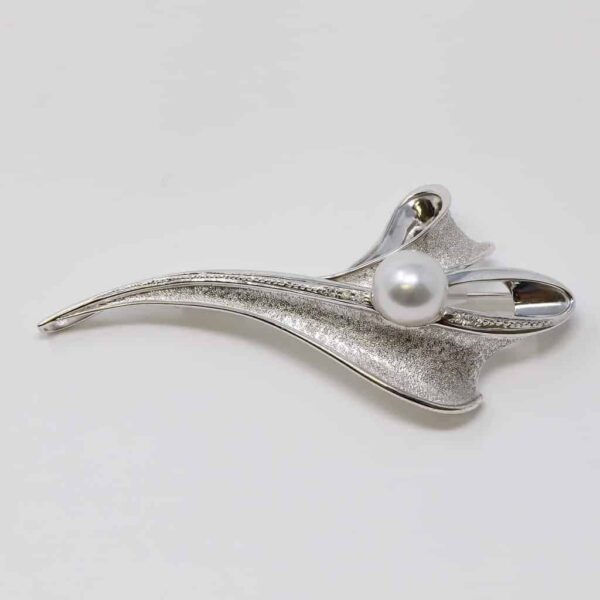 White South Sea Pearl White Gold Diamond 'Stem and Leaf' Brooch Pin (B5) - Image 7