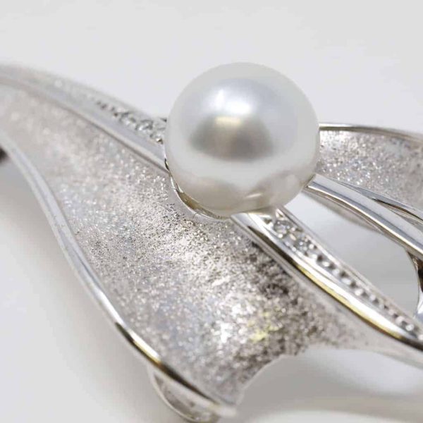 White South Sea Pearl White Gold Diamond 'Stem and Leaf' Brooch Pin (B5) - Image 2