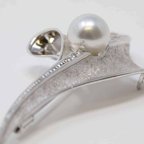 White South Sea Pearl White Gold Diamond 'Stem and Leaf' Brooch Pin (B5) - Image 5
