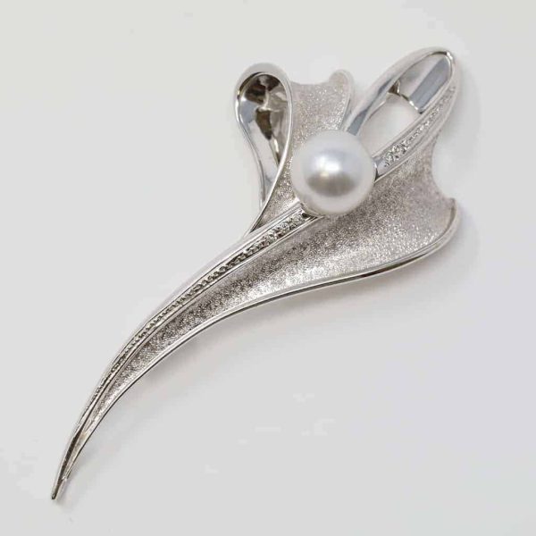 White South Sea Pearl White Gold Diamond 'Stem and Leaf' Brooch Pin (B5) - Image 6