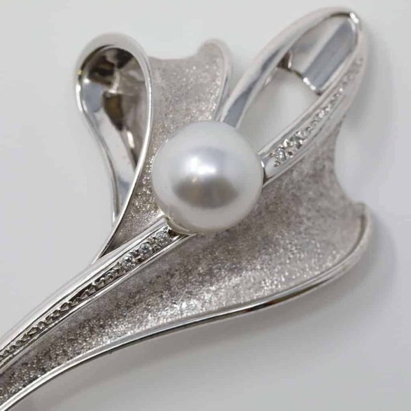 White South Sea Pearl White Gold Diamond 'Stem and Leaf' Brooch Pin (B5) - Image 3