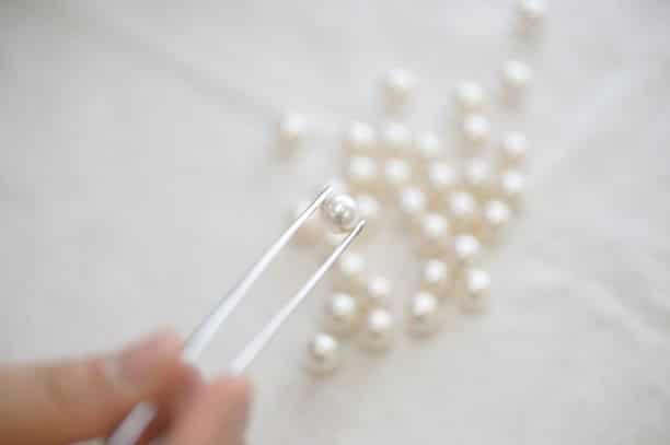 How to Choose White Pearl Earrings