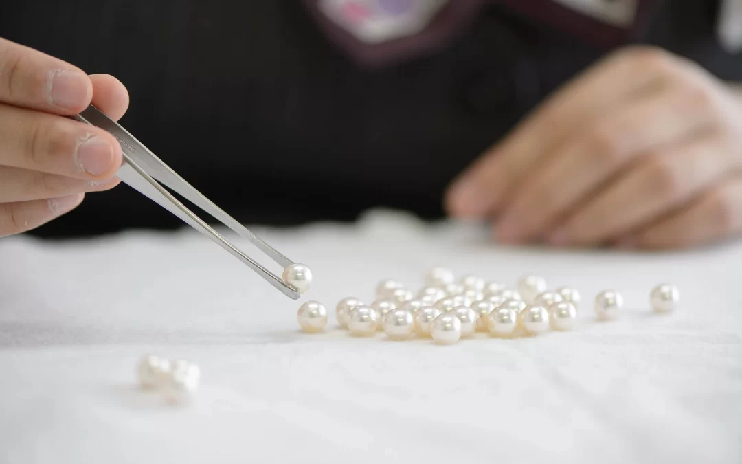 How to Choose White Pearl Earrings 2025