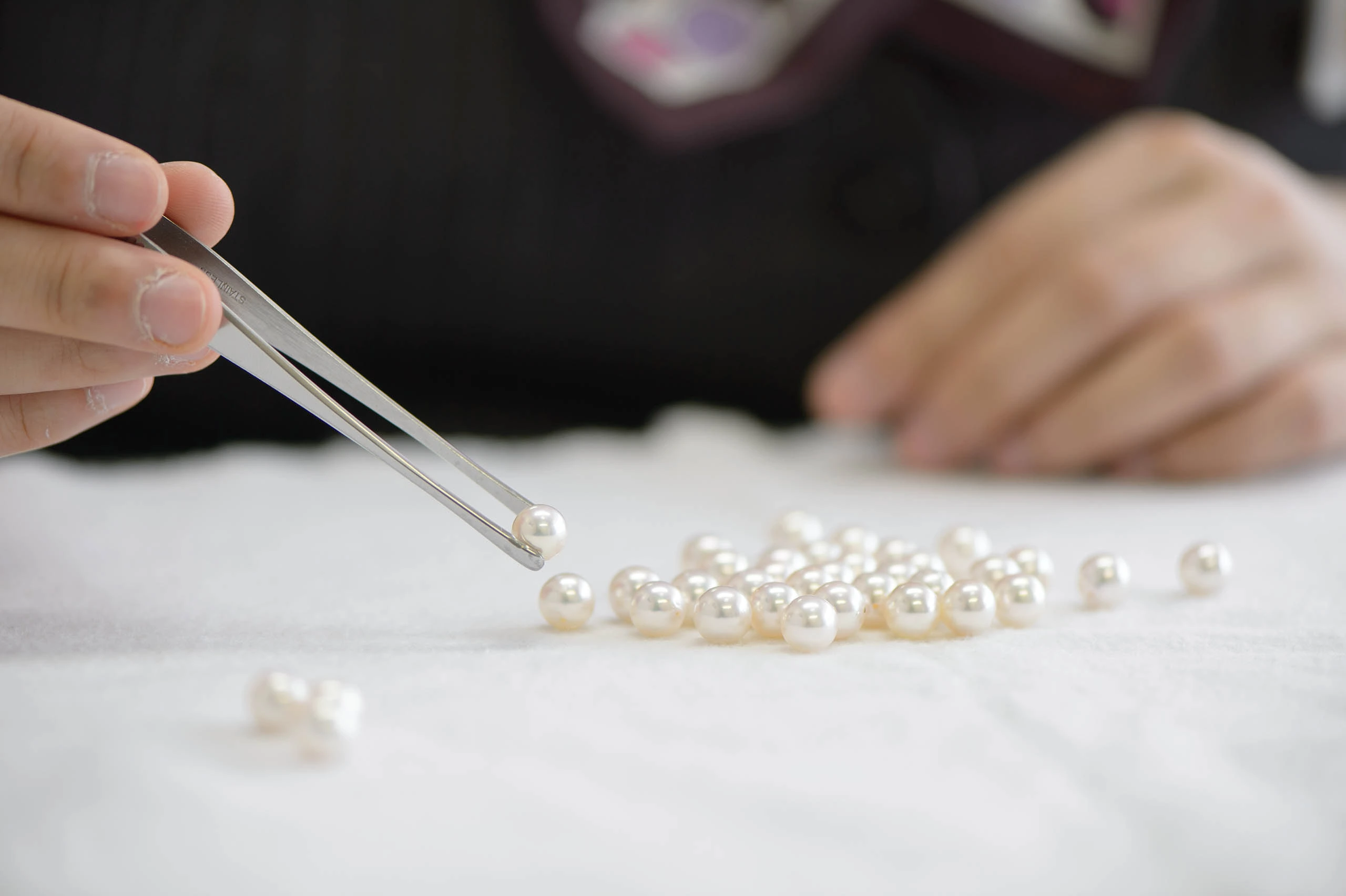 Your Complete Guide: What to Expect in a Pearl Appreciation Workshop 4 How to Choose White Pearl Earrings 2025