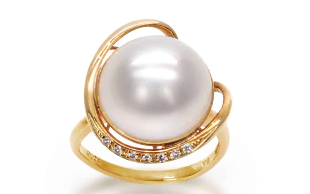Mabe Pearl Ring With Diamonds – R56