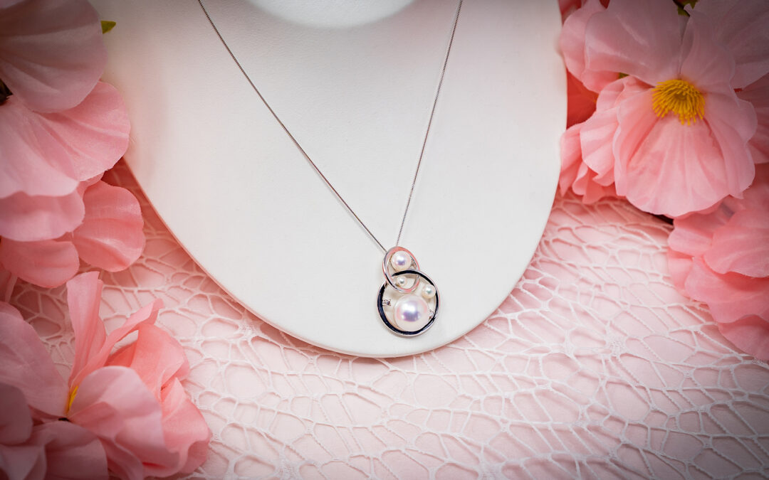 Elegance Personified: Discover the Allure of Pearl Pendant Necklaces – Mother of Pearl and Akoya Pearl Pendants