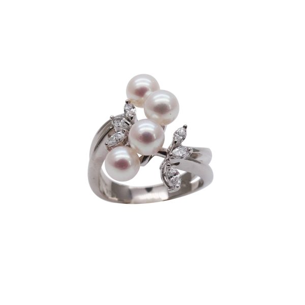 White gold K18 Akoya pearl ring with diamonds (R72)