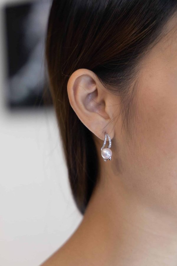 White gold K18 Akoya pearl Earring with diamonds (E260) - Image 2