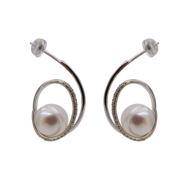 White South Sea pearl Earrings in K18 White Gold, Adorned With Diamonds(E263)