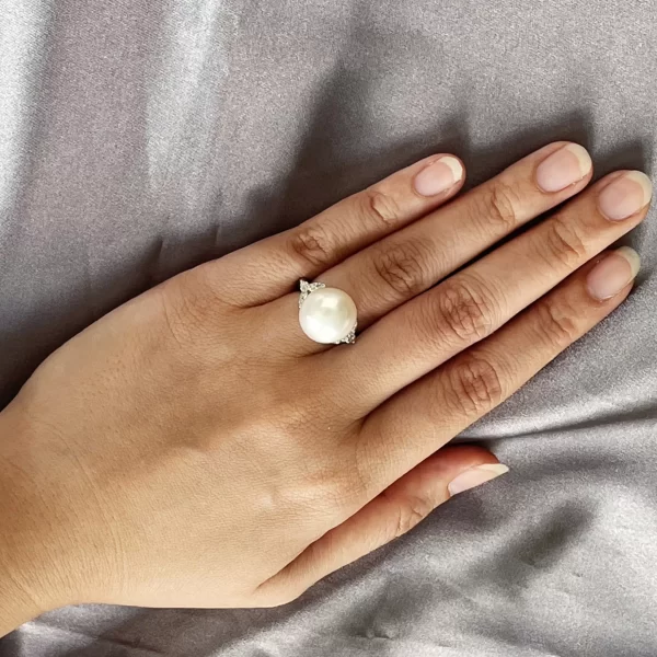 K18 Gold White South Sea Pearl ring featuring a dazzling 0.20ct diamonds(R65) - Image 2