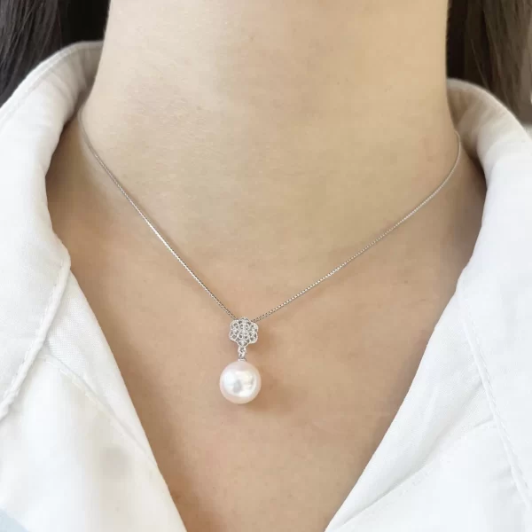 Classic Embossed White gold K18 Akoya Pearl Pendant With Diamonds (P241) - Image 2