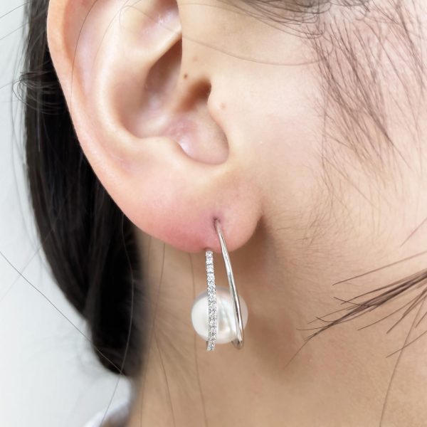 White South Sea pearl Earrings in K18 White Gold, Adorned With Diamonds(E263) - Image 2
