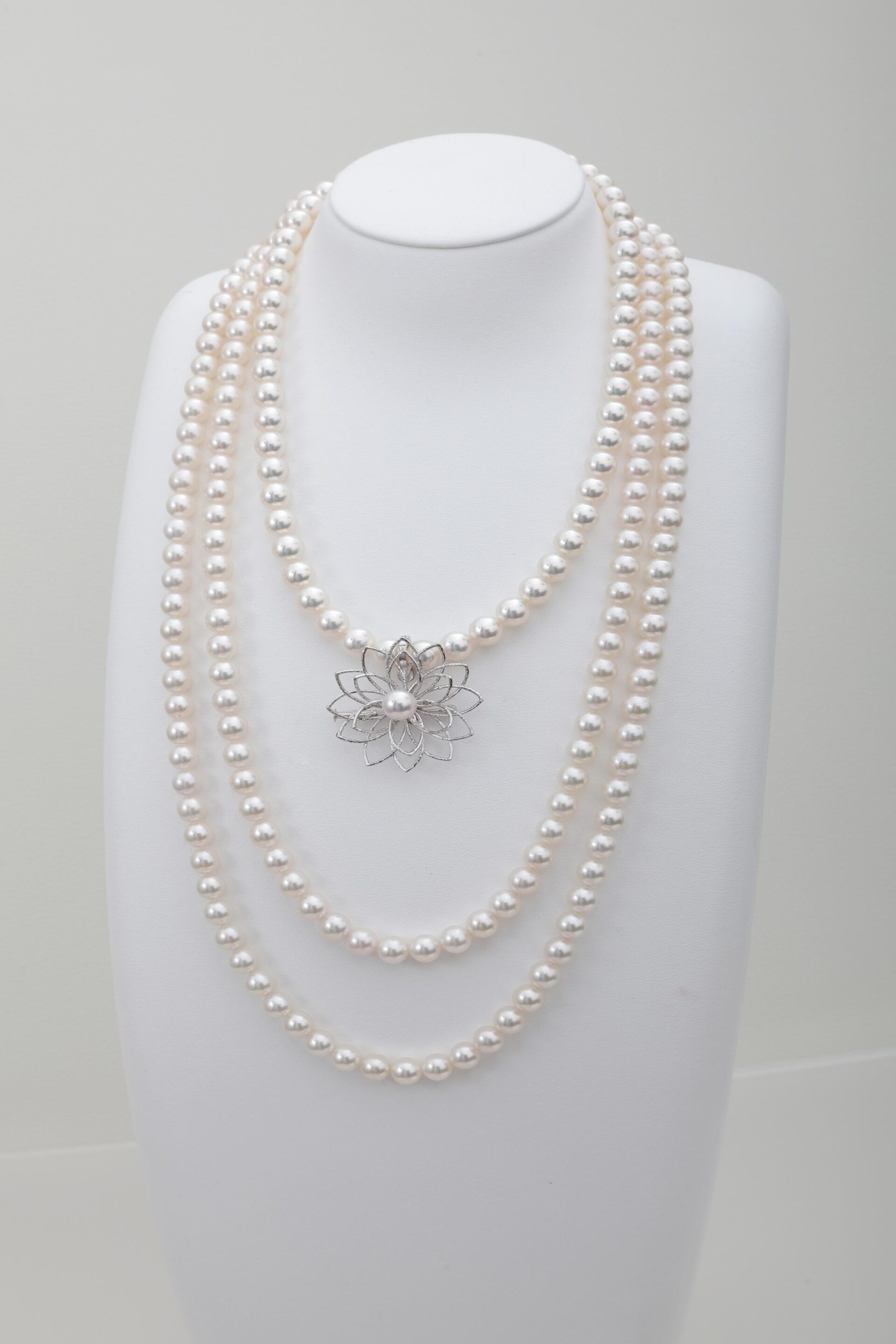 Elegance Personified: Discover the Allure of Pearl Pendant Necklaces – Mother of Pearl and Akoya Pearl Pendants