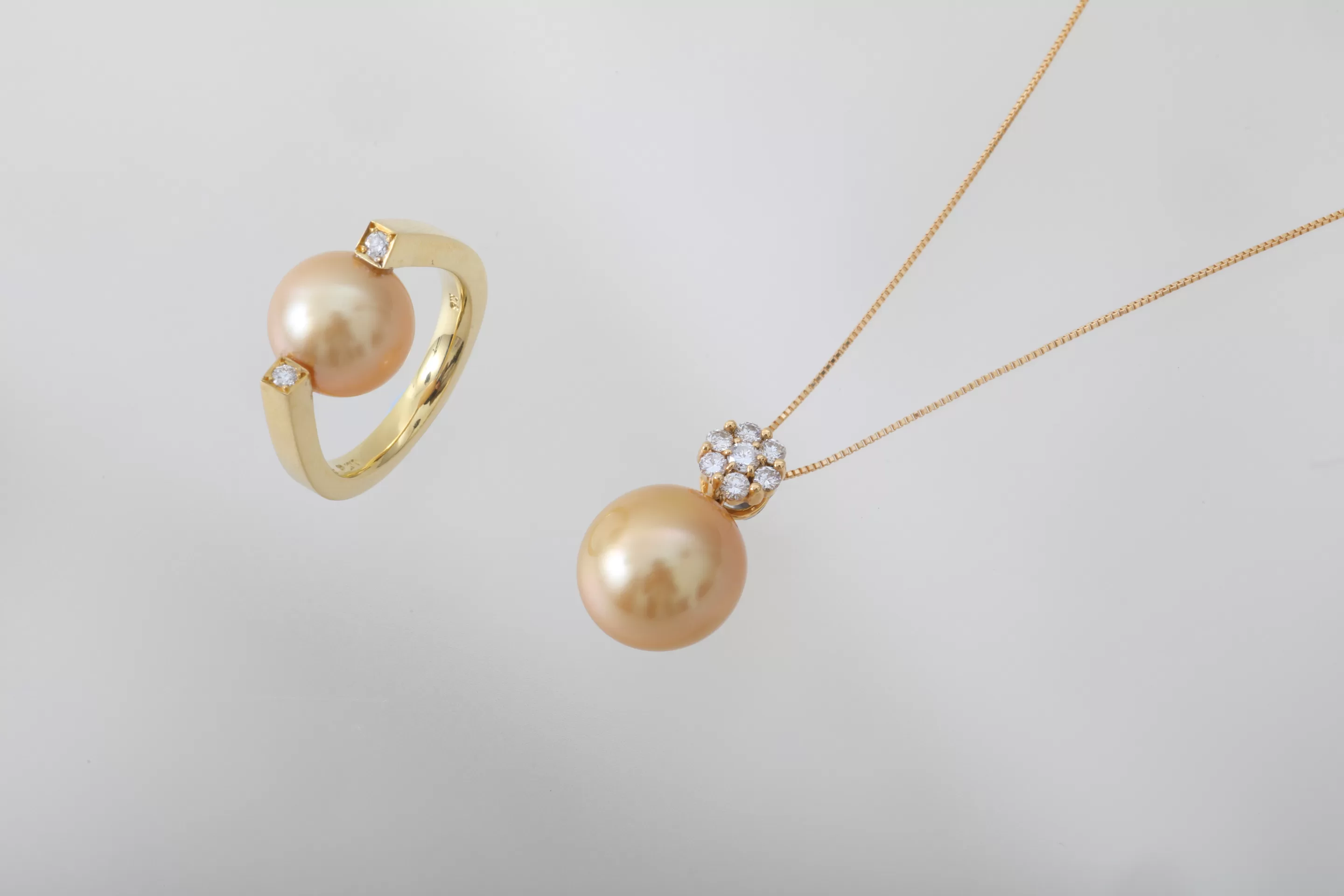 Elegance Personified: Discover the Allure of Pearl Pendant Necklaces – Mother of Pearl and Akoya Pearl Pendants