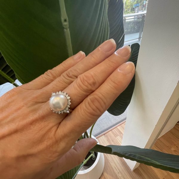 Classic White South Sea Pearl Ring featuring a dazzling 0.47ct diamonds(R70) - Image 2